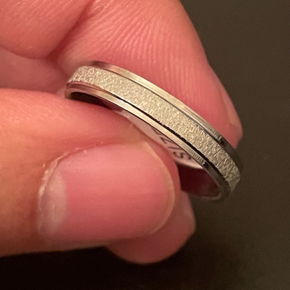 3mm silver frosted ring size 9 - Picture 2 of 8